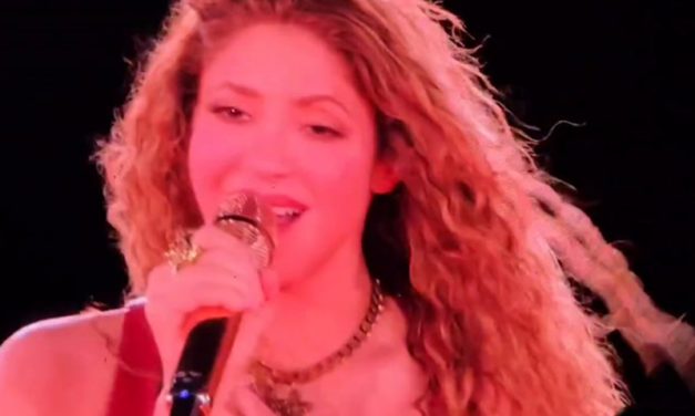 Shakira rompe en llanto tras cantar “Antología” durante tercer concierto en CDMX