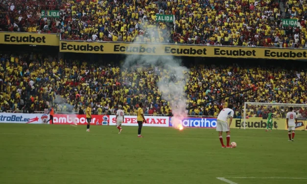 Hinchas venezolanos lanzaron bengalas a la cancha del Rodrigo Paz