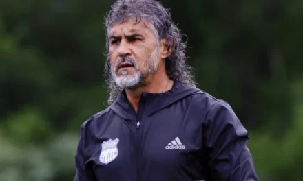 Emelec busca un acuerdo con Leonel Álvarez y evitar demanda ante FIFA