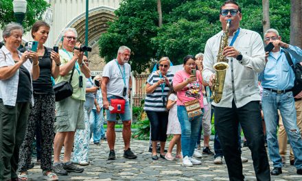 500 turistas alemanes llegan a Guayaquil a bordo del crucero MS Amera y recorren sitios turísticos de la ciudad