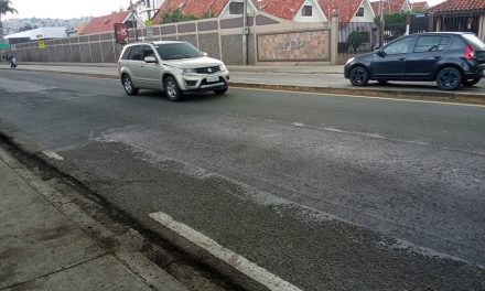 Alrededor de 2.000 conductores beneficiados con bacheo en Av. Benjamín Carrión