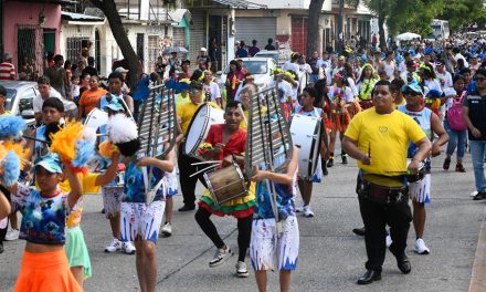 2.500 danzantes brillaron en el ‘Desfile Carnavalero’ que recorrió el Guasmo