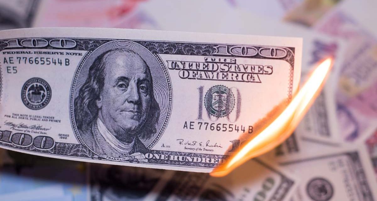 Trump lleva al dólar y a la economía de EEUU a una ‘tormenta perfecta’ de recesión e inflación en apenas mes y medio