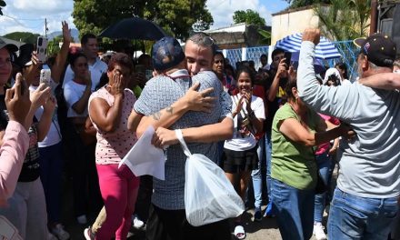 Venezuela anuncia un centenar de nuevas excarcelaciones
