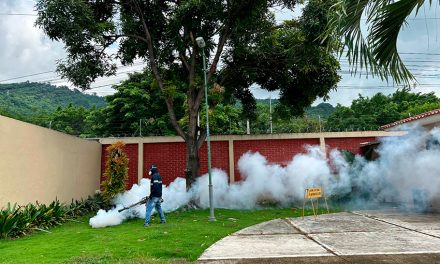 Tras llamar a la línea 181, vecinos de la urbanización Terranostra reciben a brigada de fumigación