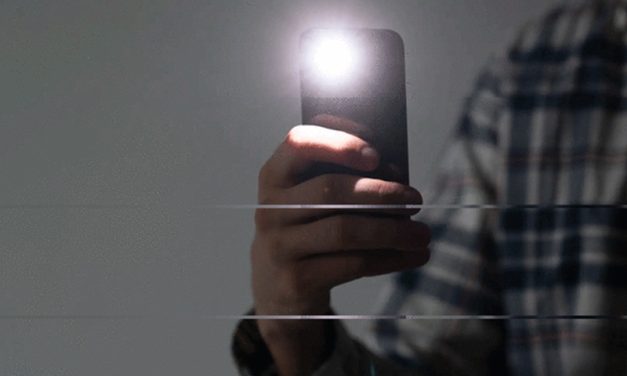 ¿Cómo encender la linterna de tu teléfono en segundos?: solo tendrás que agitar tu celular