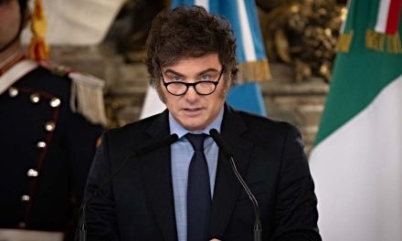 El Gobierno de Milei niega una futura devaluación del peso argentino