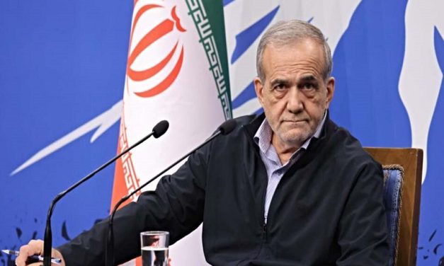 El Parlamento de Irán destituye al ministro de Economía tras desplomarse el rial