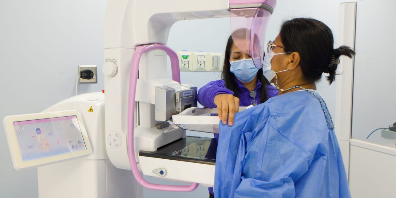 Campaña contra el cáncer de mama en Hospital Los Ceibos