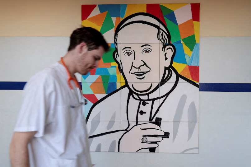 El papa Francisco recibió en el hospital a las autoridades vaticanas para seguir la situación del mundo