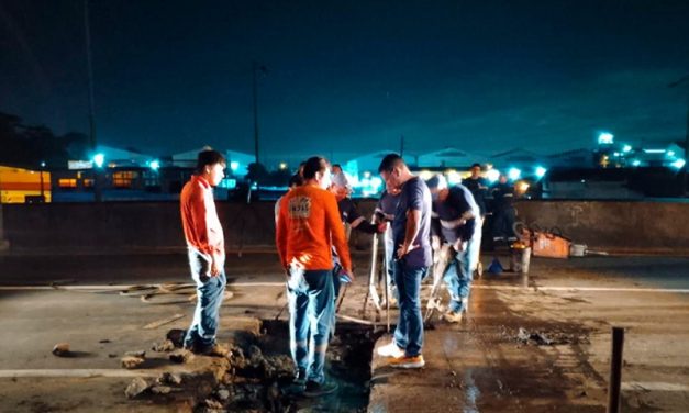 Paso elevado de la Av. Casuarina recibe mantenimiento nocturno