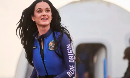 Katy Perry cumple vuelo espacial junto a cinco mujeres más