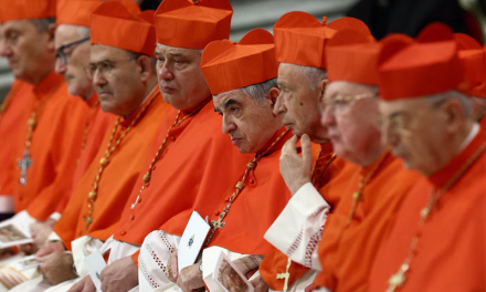 El ‘asunto Becciu’, el cardenal corrupto cesado por el papa Francisco que ahora quiere participar en el cónclave: el Vaticano guarda silencio