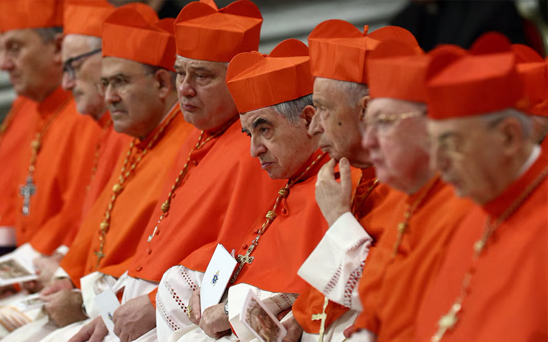 El ‘asunto Becciu’, el cardenal corrupto cesado por el papa Francisco que ahora quiere participar en el cónclave: el Vaticano guarda silencio