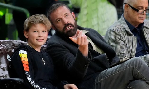 Ben Affleck dice que sus hijos deben trabajar en “empleos clásicos de adolescentes”