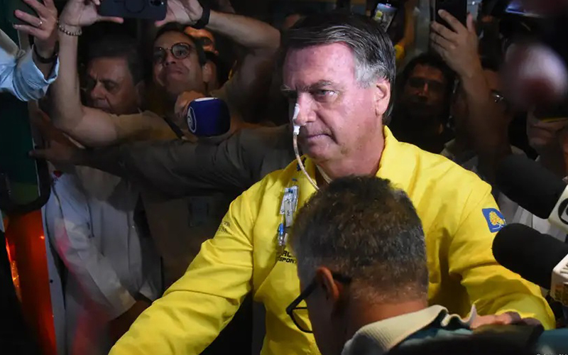 Operan a Bolsonaro por problemas derivados de cuchillada