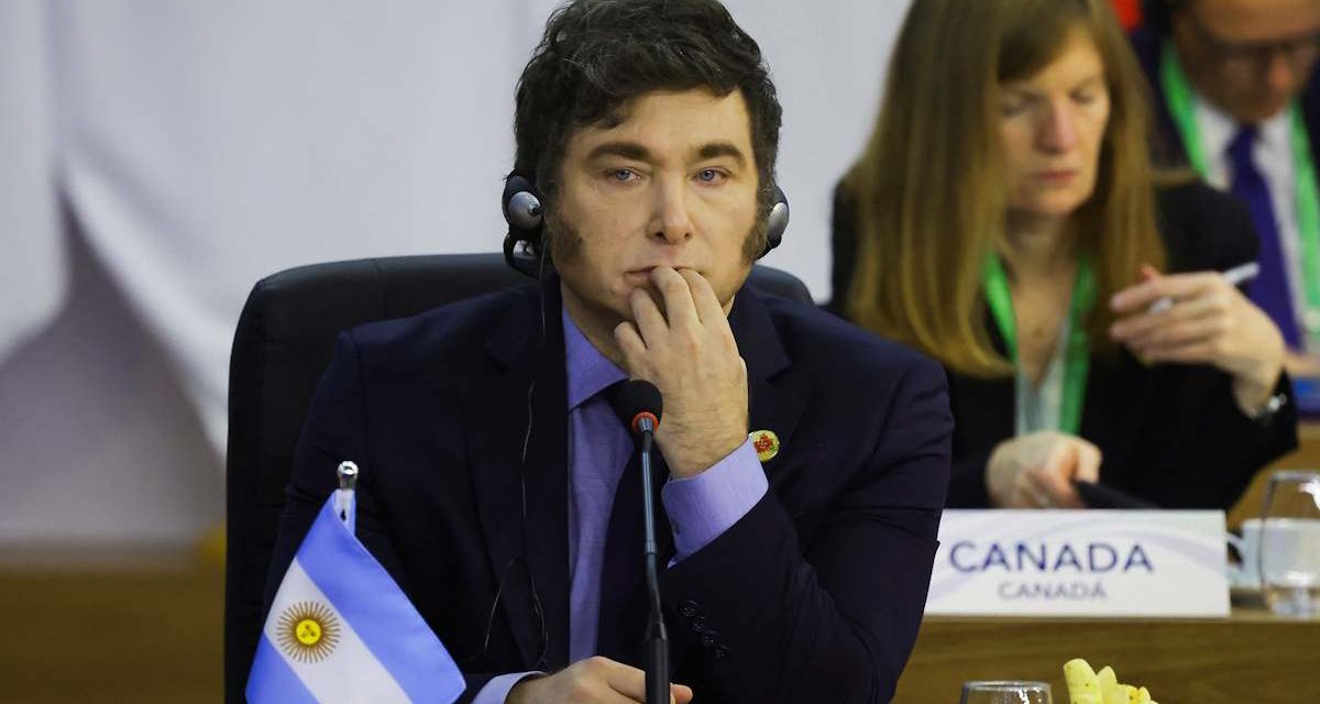 Se abre un agujero en las finanzas de Argentina que amenaza al plan Milei: por qué caen las reservas a toda velocidad