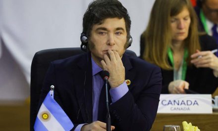 Se abre un agujero en las finanzas de Argentina que amenaza al plan Milei: por qué caen las reservas a toda velocidad