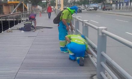 Trabajos de mantenimiento se realizan en el puente 5 de Junio
