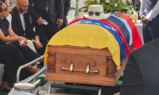 El Caribe da el último adiós a Rubby Pérez: el féretro con los restos del merenguero fue cubierto con las banderas de República Dominicana y Venezuela