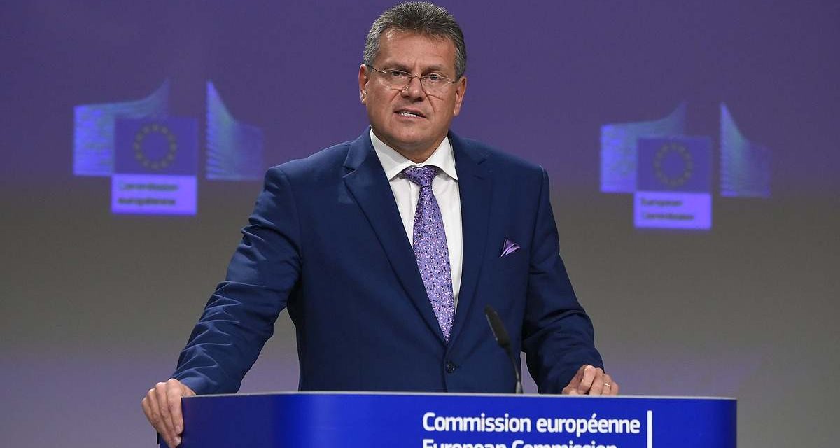 Bruselas y Pekín evalúan fijar precios mínimos a los vehículos eléctricos chinos