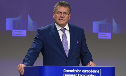 Bruselas y Pekín evalúan fijar precios mínimos a los vehículos eléctricos chinos