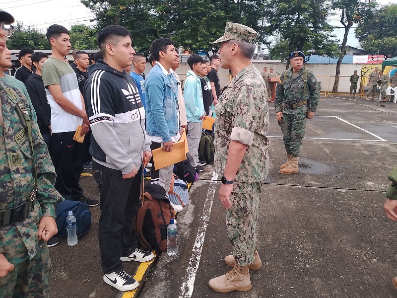 Miles de jóvenes se presentaron al acuartelamiento militar en diferentes bases y centros de movilización del país