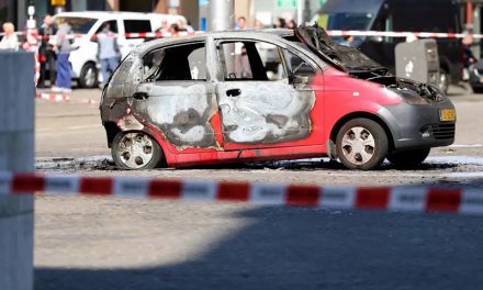 Policía investiga explosión de coche en plaza de Ámsterdam