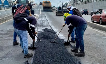 Municipio de Guayaquil ejecuta trabajos de bacheo en puente de La Florida