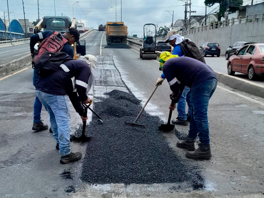 Municipio de Guayaquil ejecuta trabajos de bacheo en puente de La Florida
