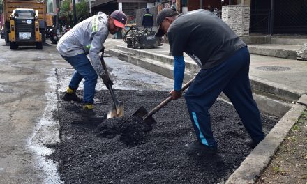 Municipio de Guayaquil atiende Urdesa con bacheo, cambio de porcelanato, Estación de Acción Segura y arreglo de peatonales