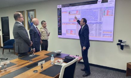 Dos ministros de Ecuador visitan la megarcárcel de El Salvador donde Bukele encierra a pandilleros