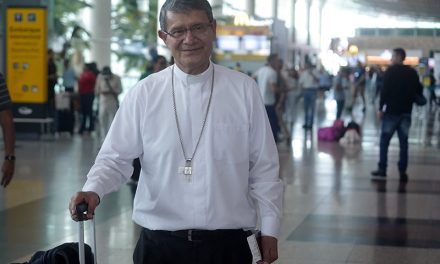 Cardenal Luis Cabrera viaja a Roma para asistir al funeral del papa Francisco y al cónclave
