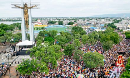 Contingente municipal acompañó a los feligreses durante la procesión del Cristo del Consuelo