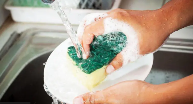 Cómo lavar la esponja de cocina para que no se convierta en un caldo de cultivo de gérmenes