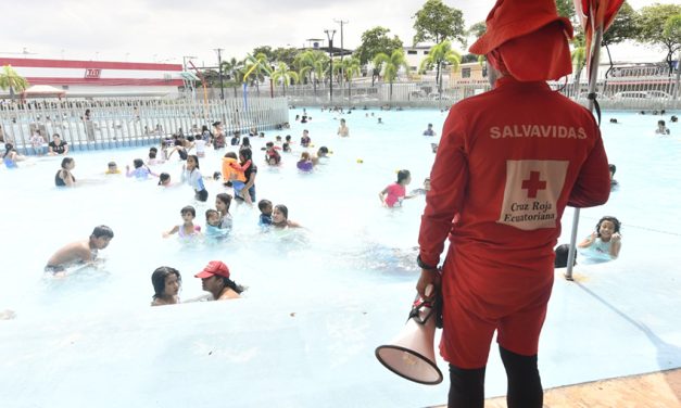 Cientos de familias guayaquileñas disfrutaron de los parques acuáticos municipales