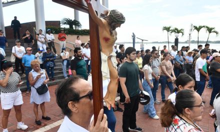 Fe, tradición y cultura marcaron el Viacrucis en el Malecón 2000