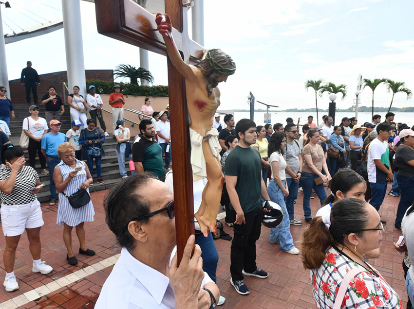 Fe, tradición y cultura marcaron el Viacrucis en el Malecón 2000