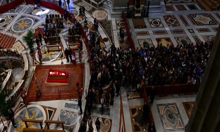 Los fieles ya se despiden de Francisco en San Pedro