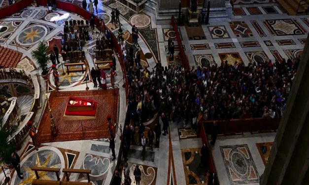 Los fieles ya se despiden de Francisco en San Pedro