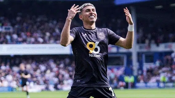 Jeremy Sarmiento ingresó y convirtió dos goles en la goleada del Burnley