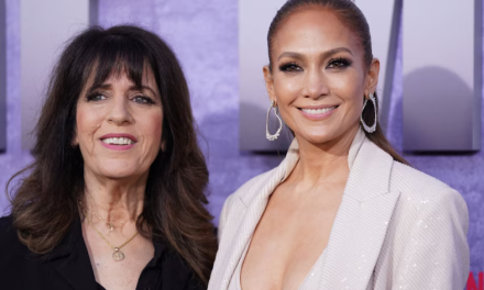 La socia de Jennifer Lopez expone los secretos sexuales de Hollywood en su primera novela