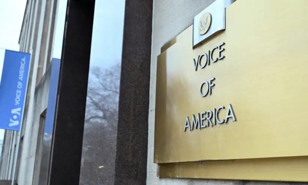 Juez ordena a Trump restaurar servicio de VOA y otros medios
