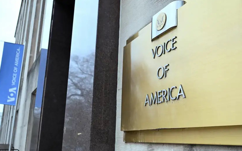 Juez ordena a Trump restaurar servicio de VOA y otros medios