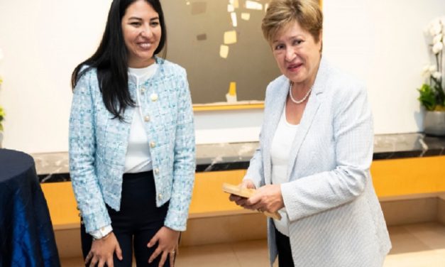 Ministra de Finanzas de Ecuador se reúne con autoridades del FMI en Washington, en medio de desafíos fiscales