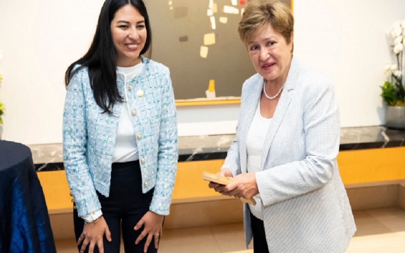 Ministra de Finanzas de Ecuador se reúne con autoridades del FMI en Washington, en medio de desafíos fiscales