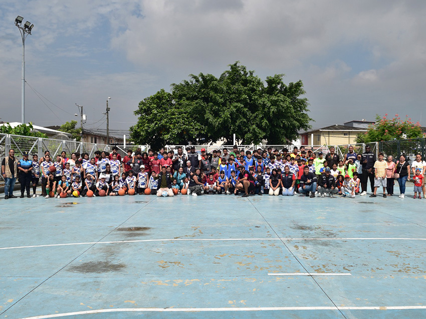 Municipio de Guayaquil realiza trabajos de mantenimiento en parque de Mucho Lote 1