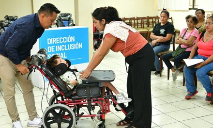 Niños con parálisis cerebral reciben sillas de ruedas posturales