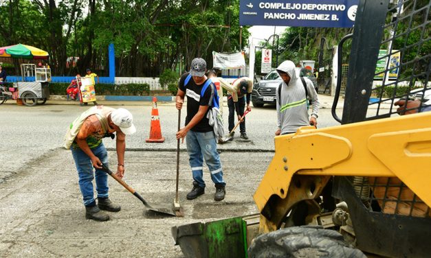 Obras Públicas ejecuta mantenimiento vial en ingreso a Las Cumbres y Urdesa