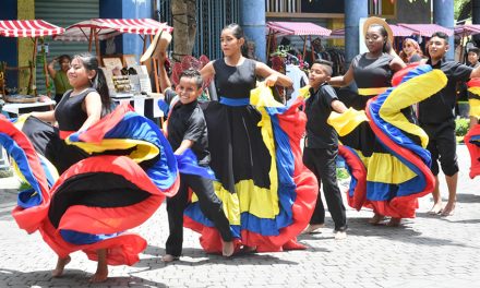 Calle Panamá vibró durante el feriado con danza, espectáculos de magia y feria de emprendedores
